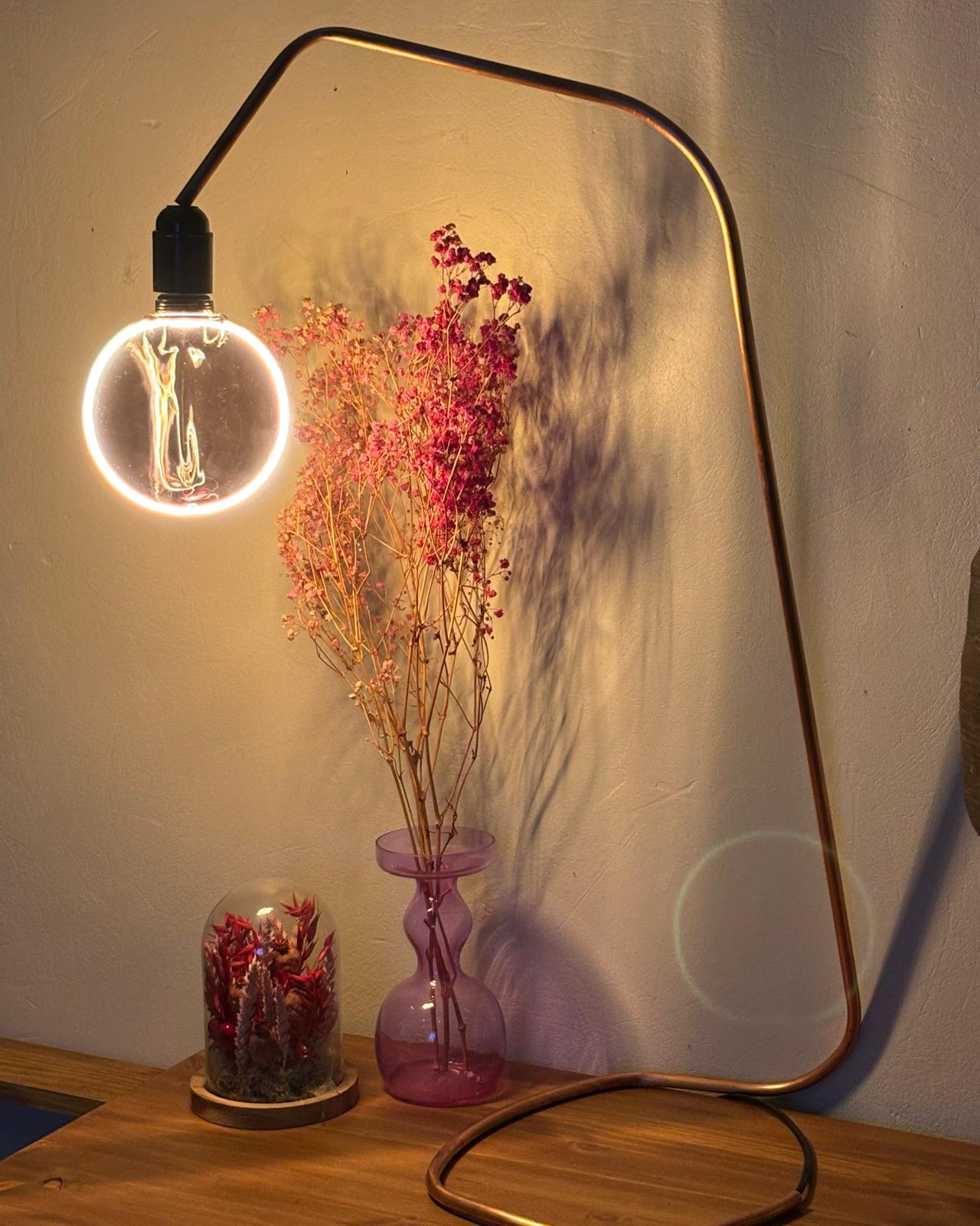 lampe faite main pied en cuivre couleur chaleureuse bureau