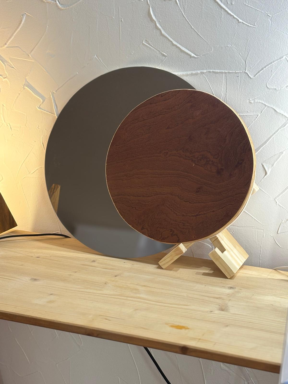 Miroir rond en bois avec des jolis veinages imitant une eclipse
