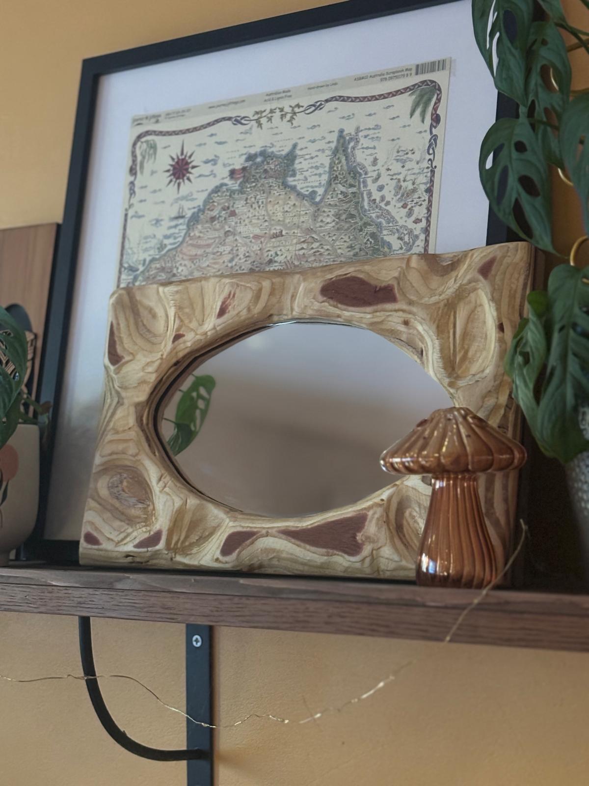 miroir aux formes organiques représentant un oeil