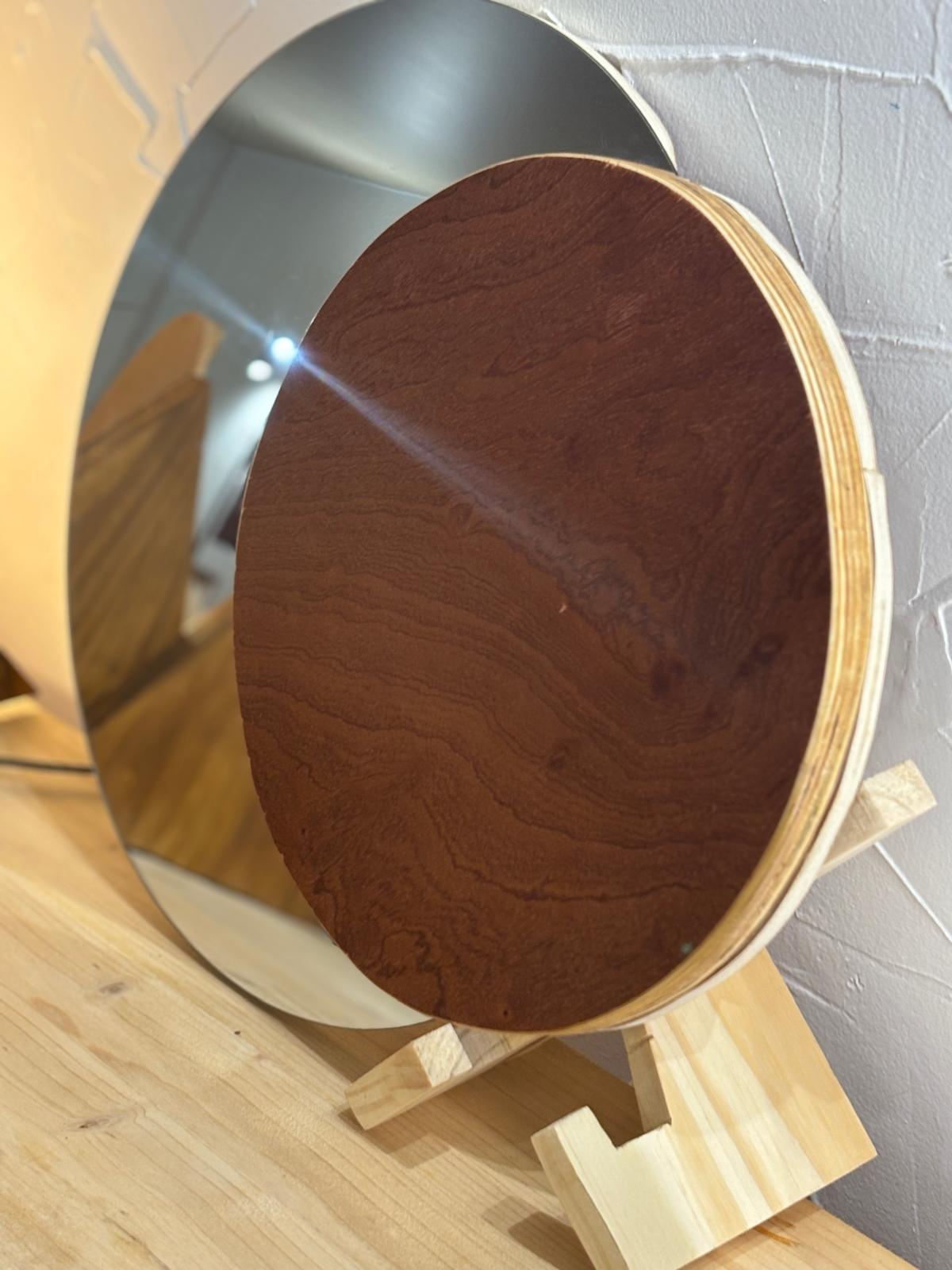 Miroir rond en bois avec des jolis veinages imitant une eclipse