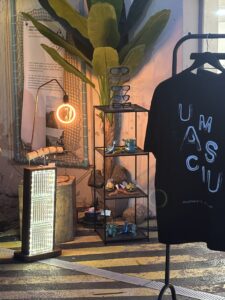 photo de plusieurs articles pop up concept store lampe tee shirt