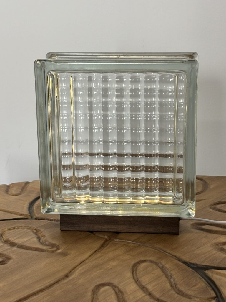 lampe en carreau de verre upcyclé ambiance vintage 70