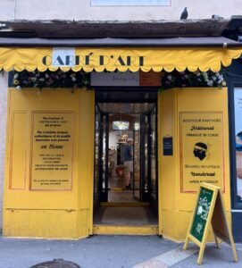 devanture boutique carré d'art ajaccio jaune artisanat d'art