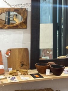 extrait de l'espace aets à carré dart créations en bois miroir objets decoratifs