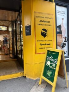 devanture boutique carré d'art ajaccio jaune artisanat d'art