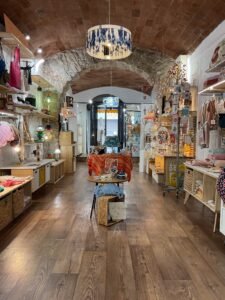 interieur de la boutique carré d'art d'artisanat d'art à ajaccio large choix de créations